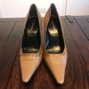 Escada beige pointy leather animal like